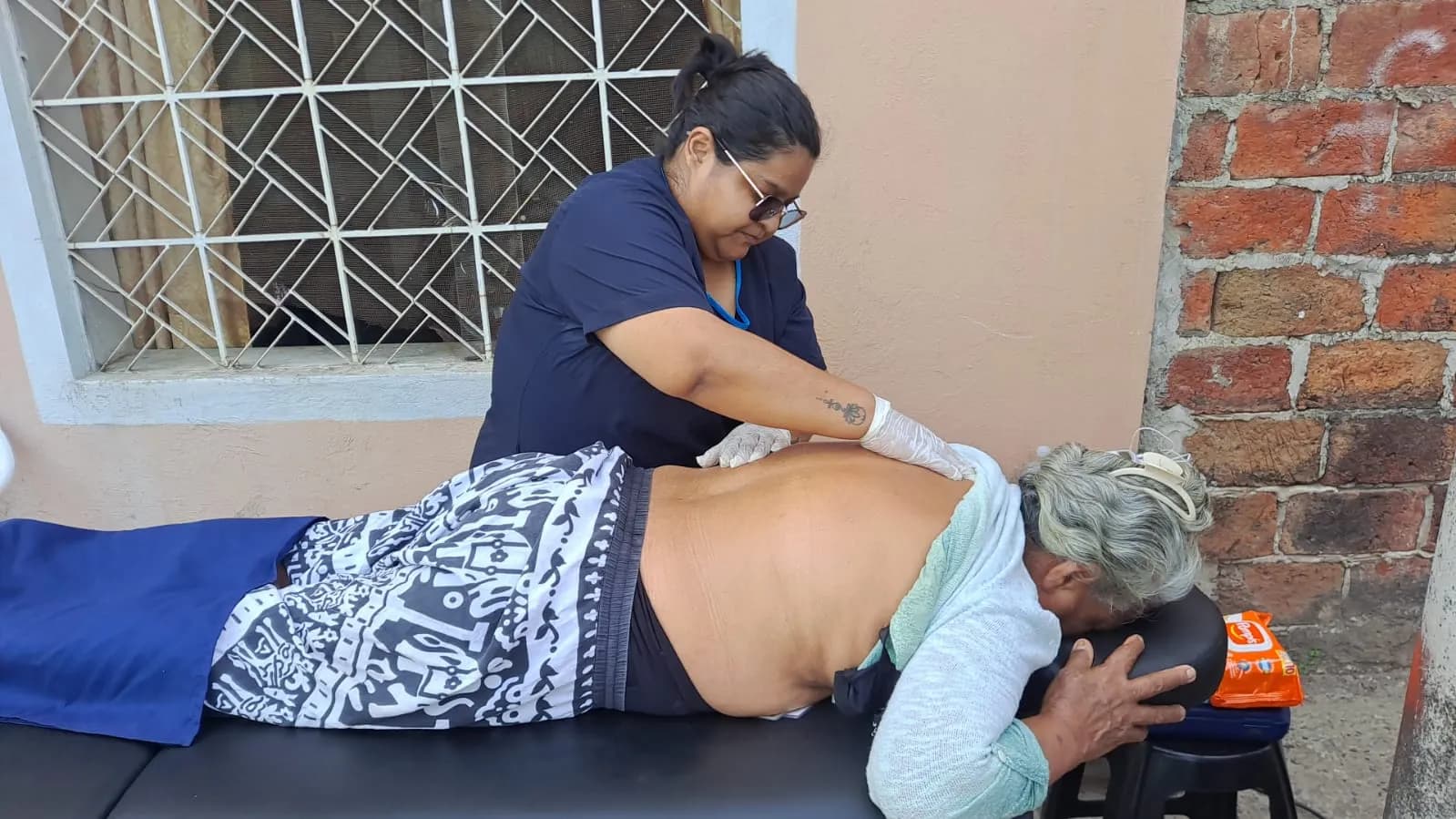 Brigada médica en Nobol beneficia a Barrio Lindo