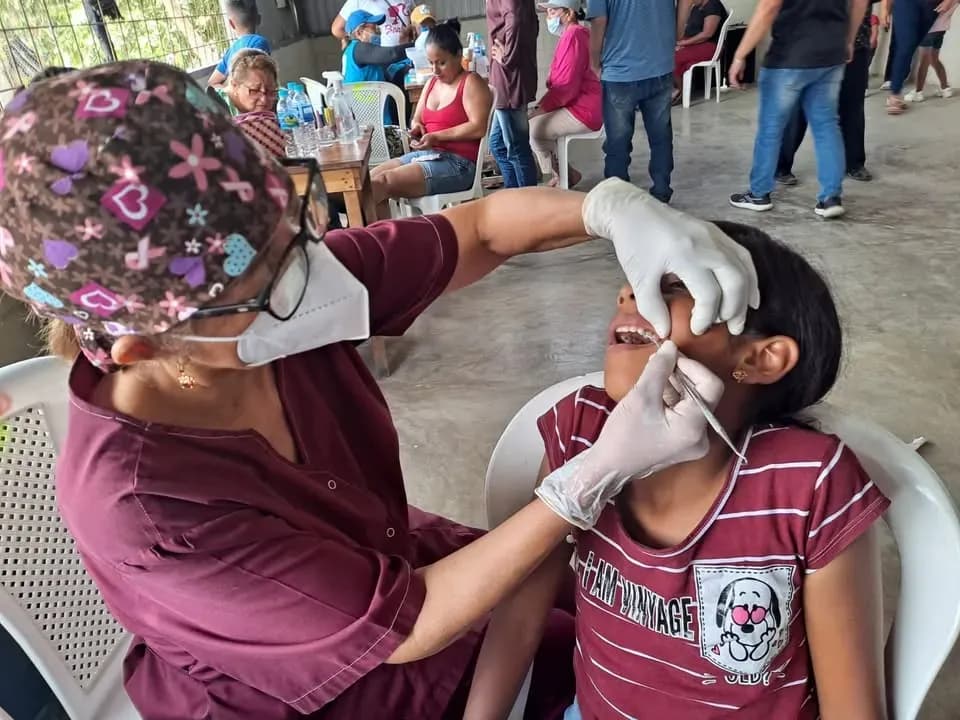 120 personas recibieron atención médica gratuita en Salitre