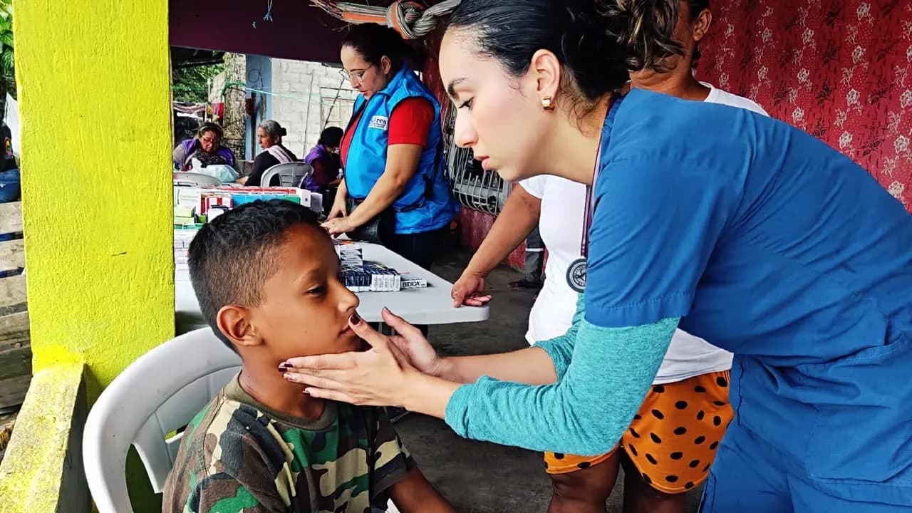 Brigada médica gratuita en Juján