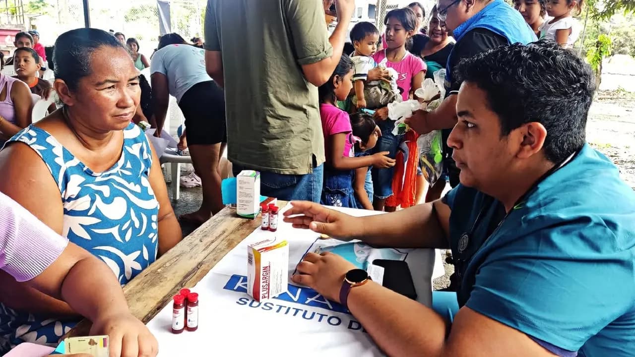 Brigada médica gratuita en Juján