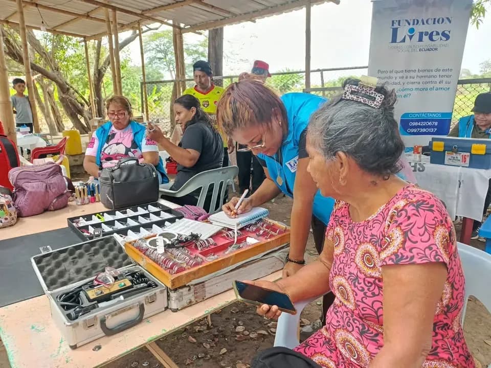 Brigada médica gratuita en Lomas de Sargentillo