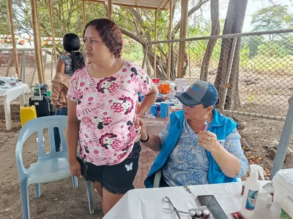 Brigada médica gratuita en Lomas de Sargentillo