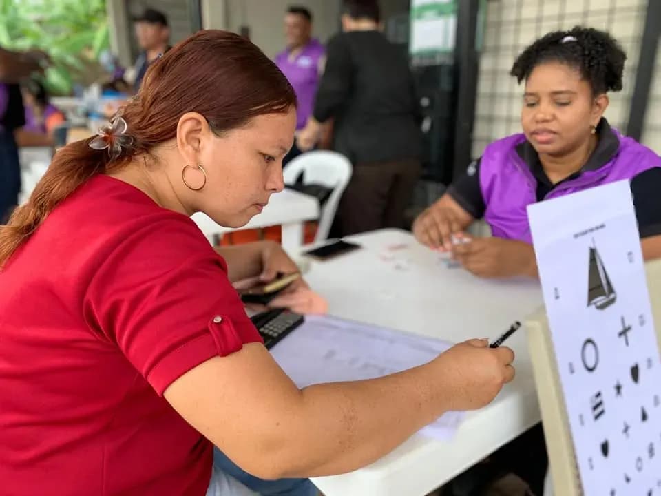 Brigada médica gratuita en Lomas de Sargentillo