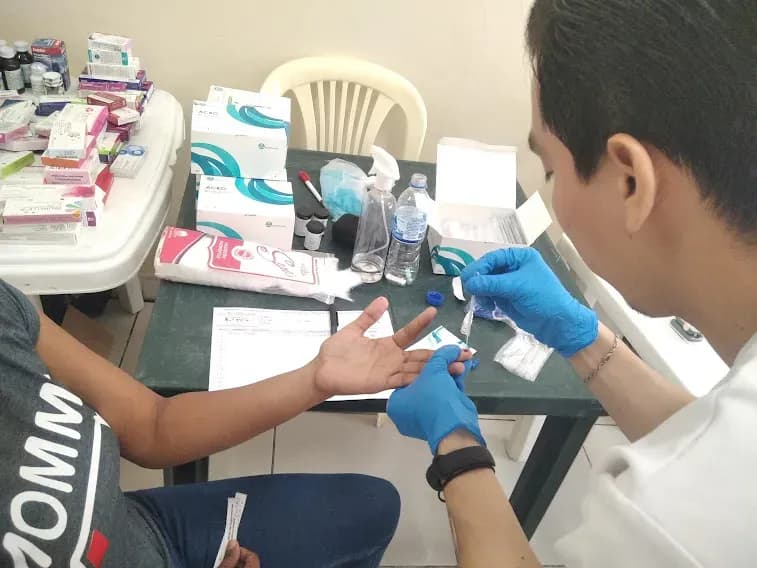 Brigada médica y pruebas de VIH en Guayaquil