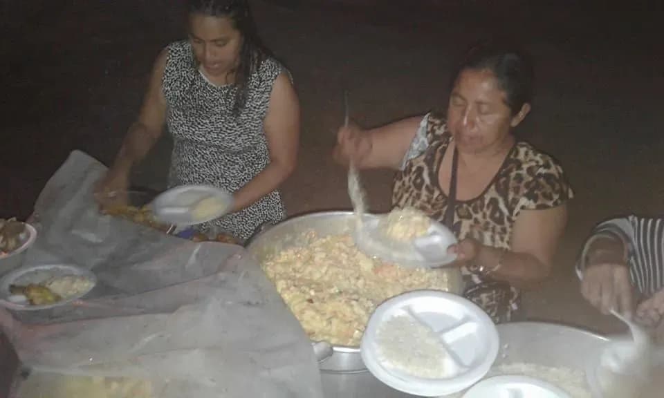 Cena show para habitantes de Barrio Garay en Playas