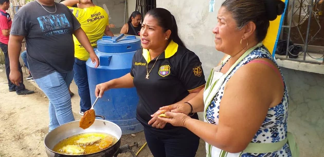 Comunidad se beneficia con capacitación y minga en la playa