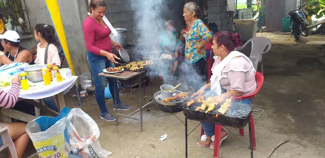 Comunidad se beneficia con capacitación y minga en la playa