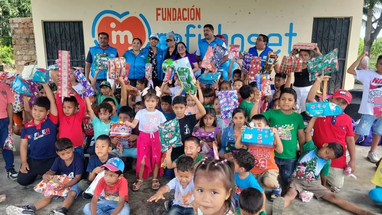 Entregamos juguetes y amor a niños en Naranjal