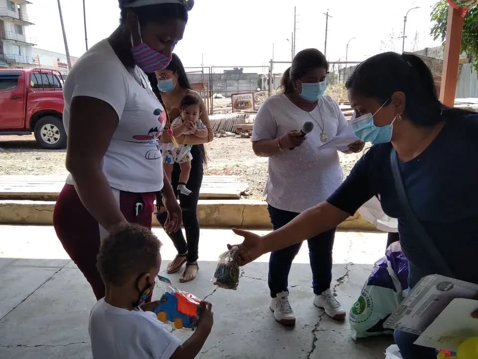 Festival Navideño alegra a 100 niños en Daule