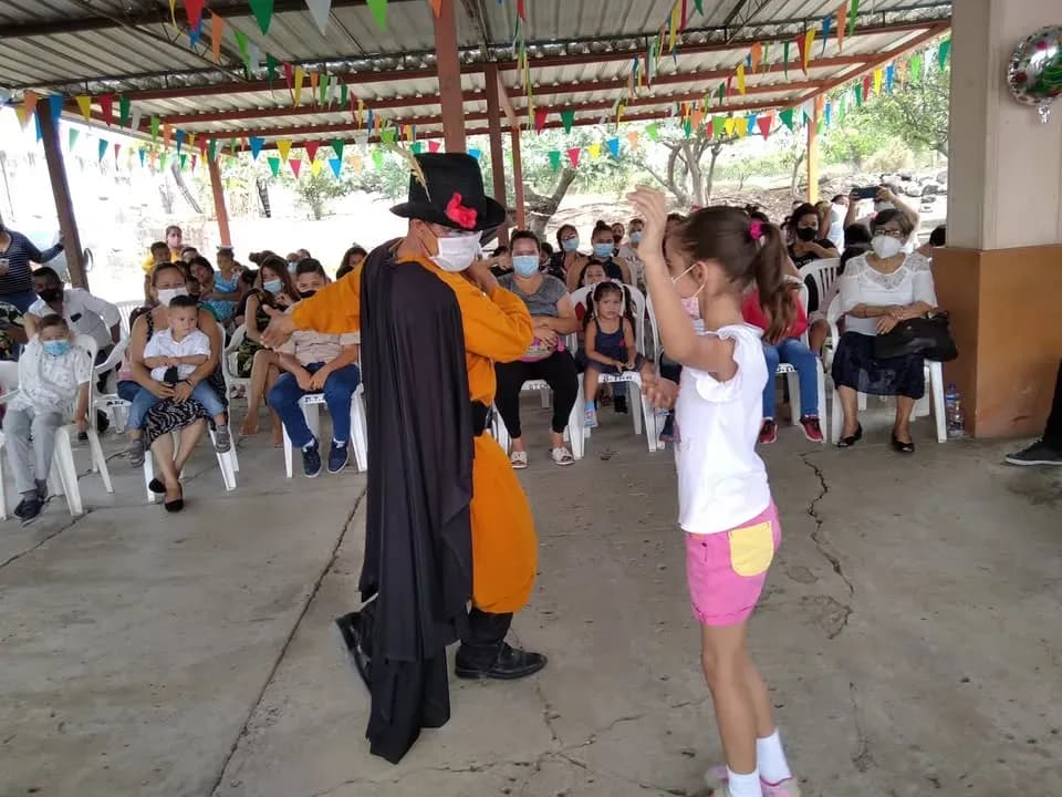 Festival Navideño alegra a 100 niños en Daule
