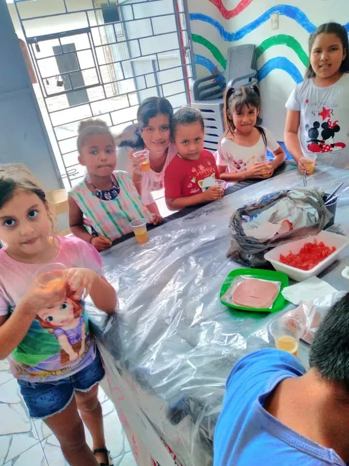 Fundación LIRES apoya educación en Isla Trinitaria