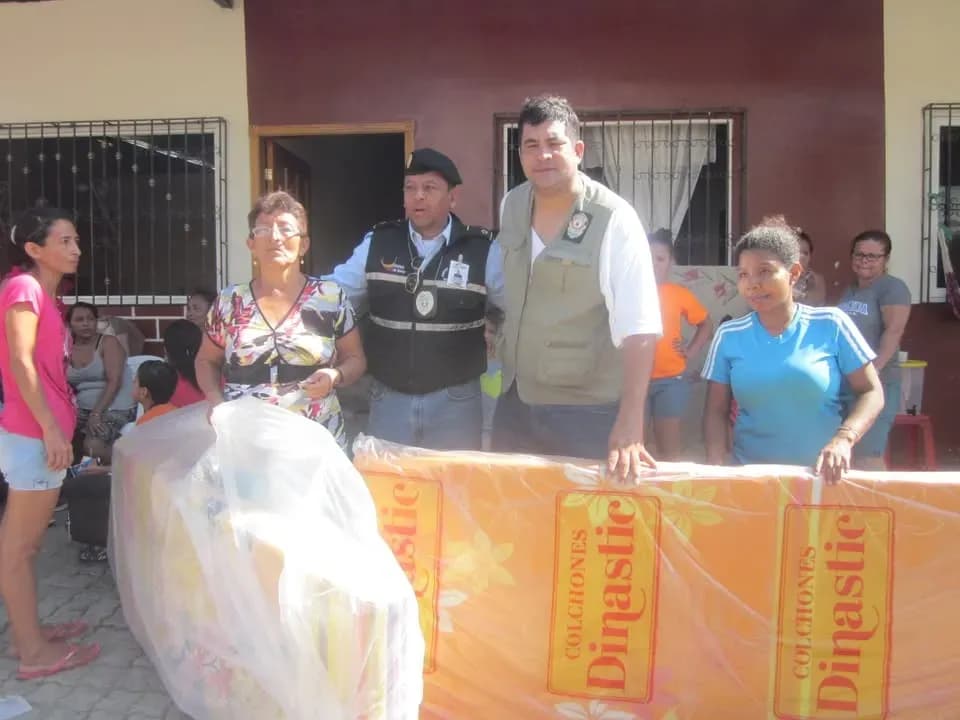 Fundación LIRES ayuda a hermanos en Manabí
