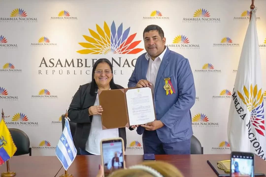 Fundación LIRES recibe condecoración por mérito social