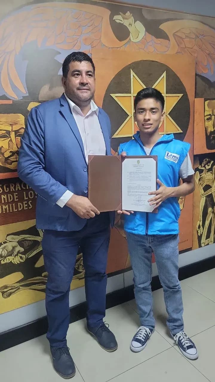 Fundación LIRES recibe condecoración por mérito social