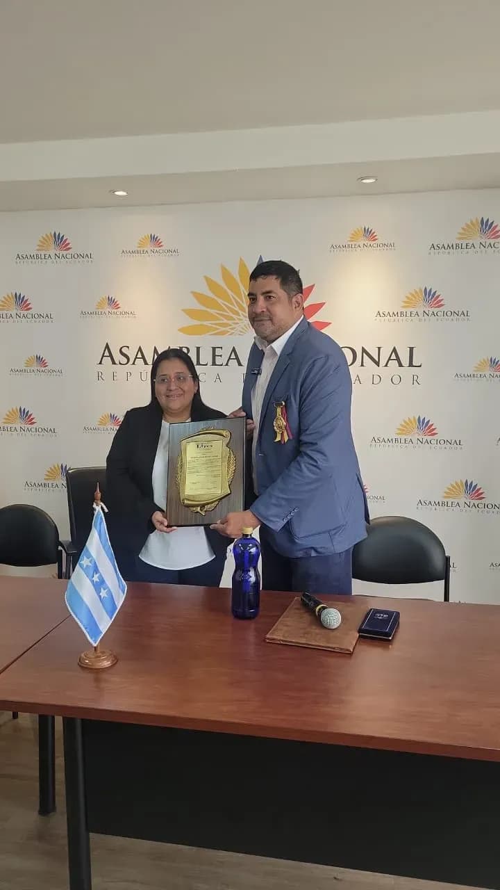 Fundación LIRES recibe condecoración por mérito social