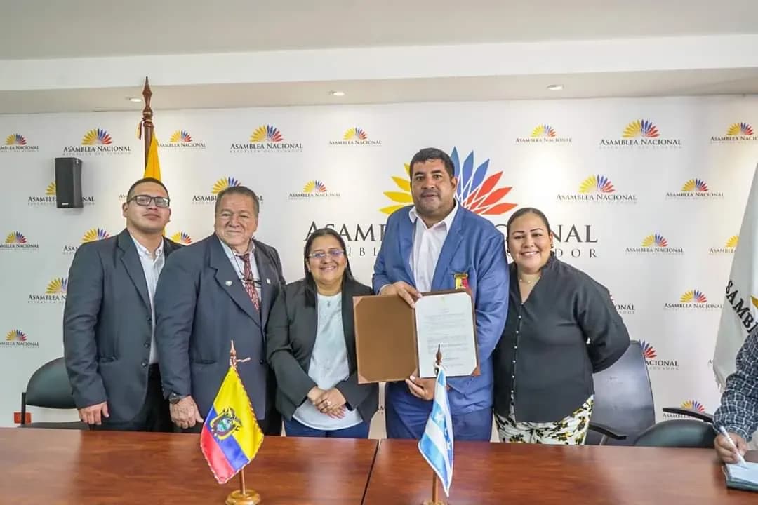 Fundación LIRES recibe condecoración por mérito social