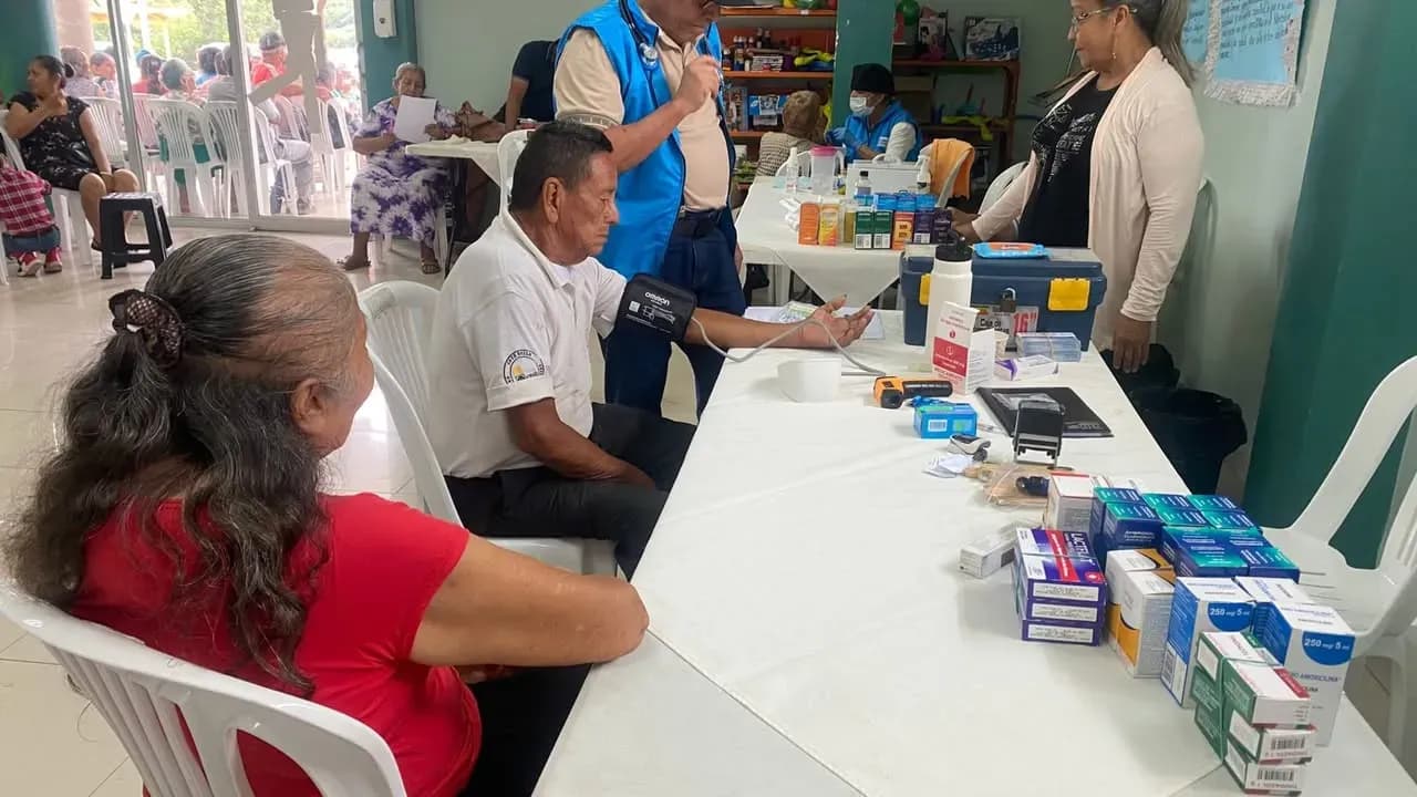 70 adultos mayores recibieron atención médica en Nobol