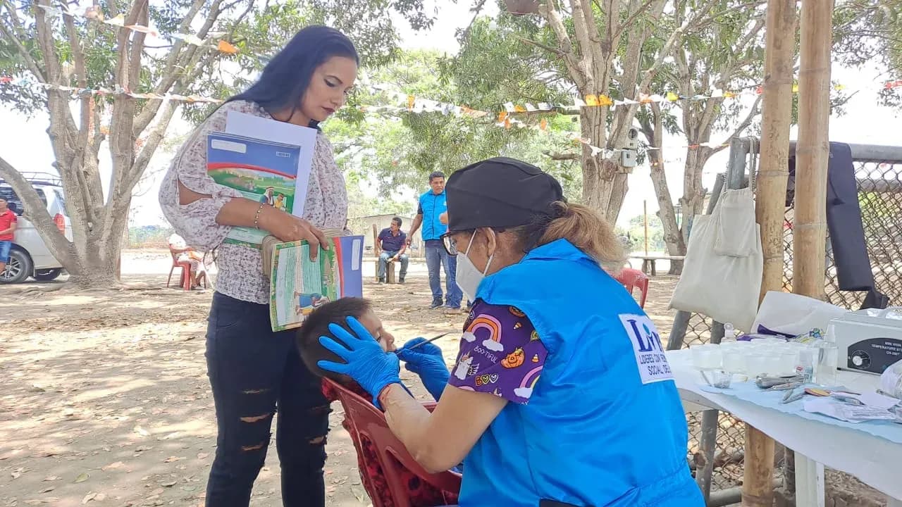 Brigada médica gratuita en Lomas de Sargentillo