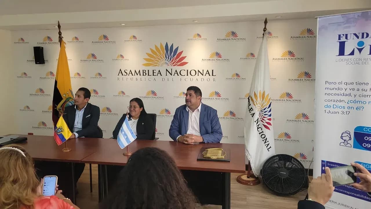 Fundación LIRES recibe condecoración por mérito social