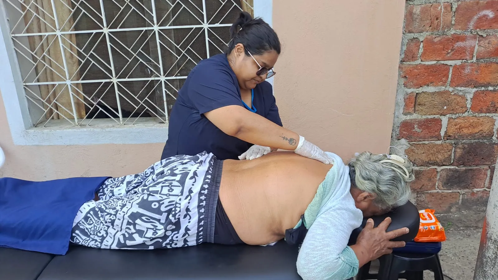 Brigada médica en Nobol beneficia a Barrio Lindo