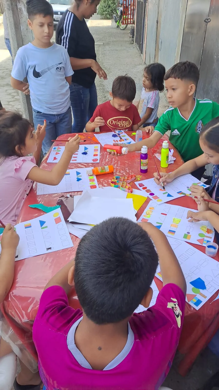 Brigada médica en Nobol beneficia a Barrio Lindo