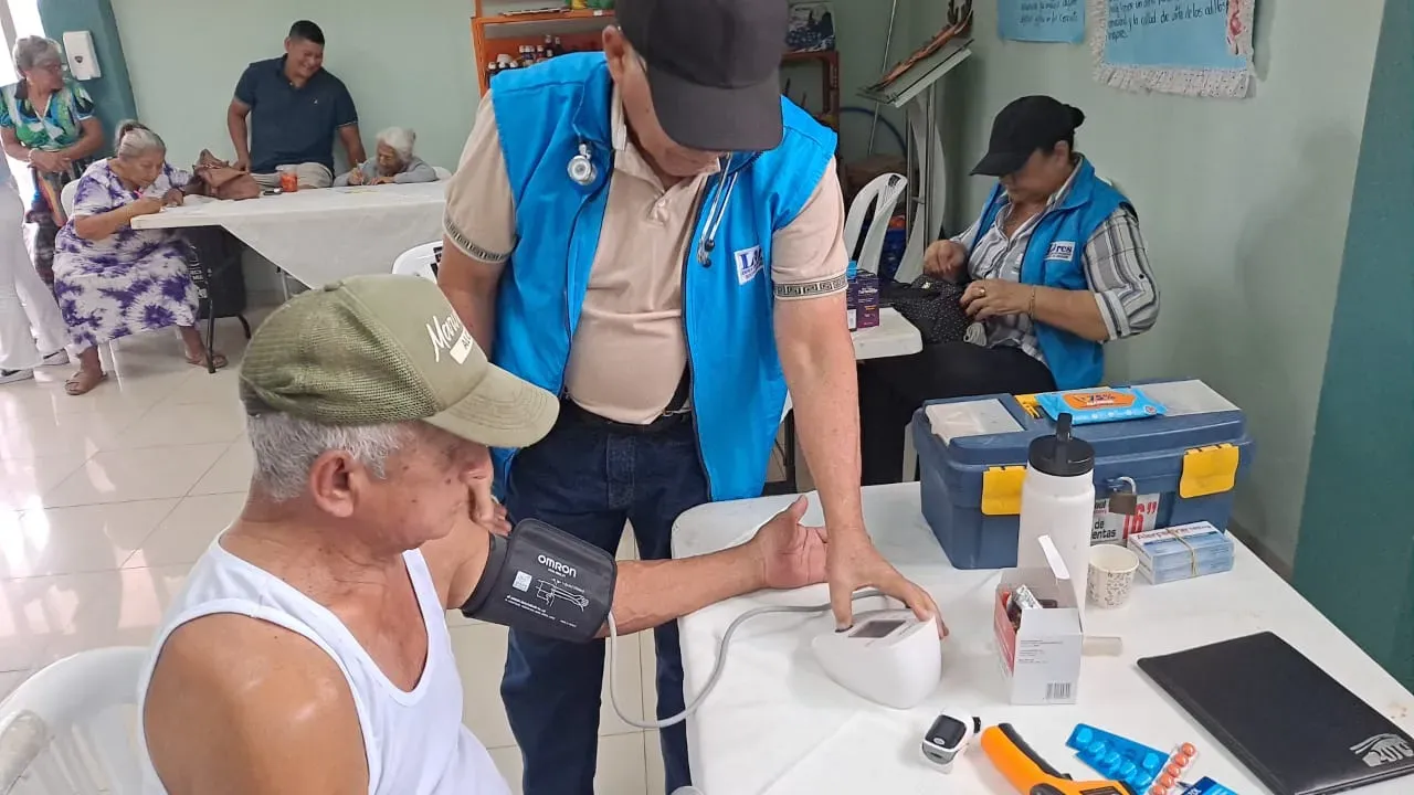 70 adultos mayores recibieron atención médica en Nobol