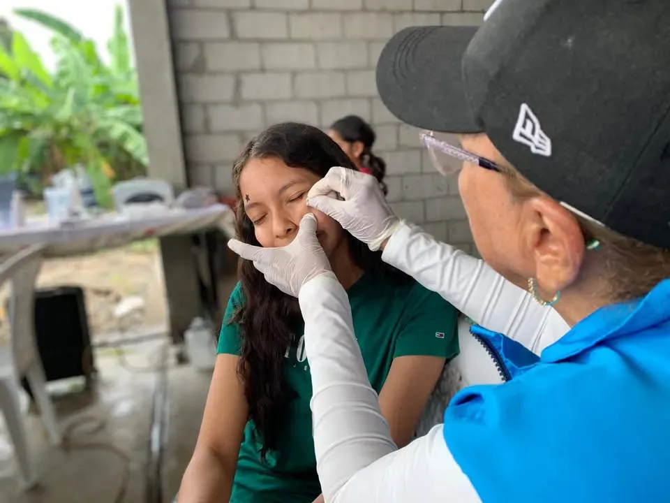 Brigada médica gratuita en Lomas de Sargentillo