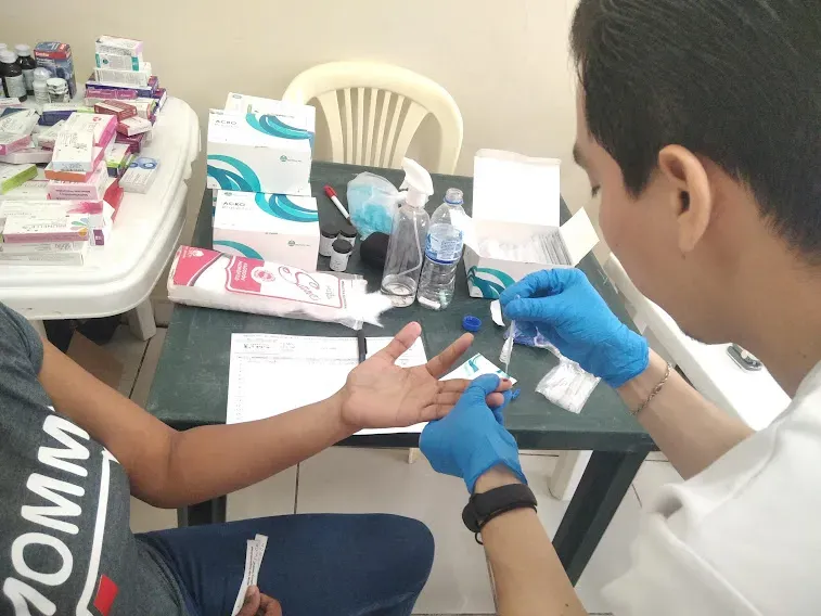 Brigada médica y pruebas de VIH en Guayaquil
