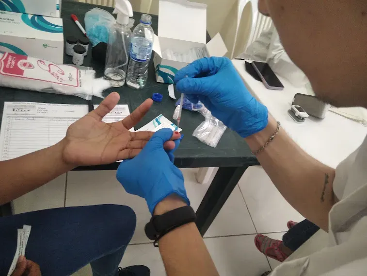 Brigada médica y pruebas de VIH en Guayaquil