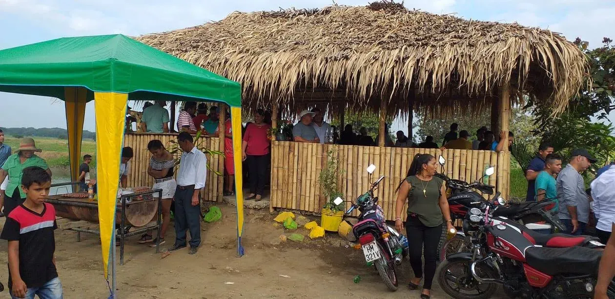 Comunidad se beneficia con capacitación y minga en la playa