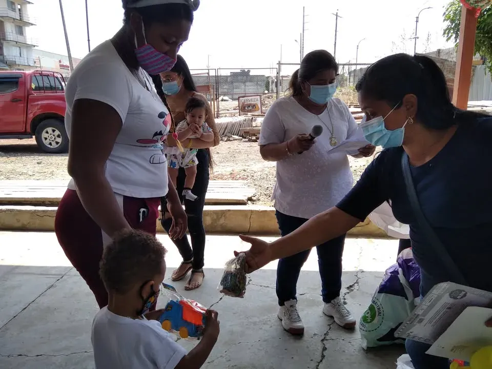Festival Navideño alegra a 100 niños en Daule