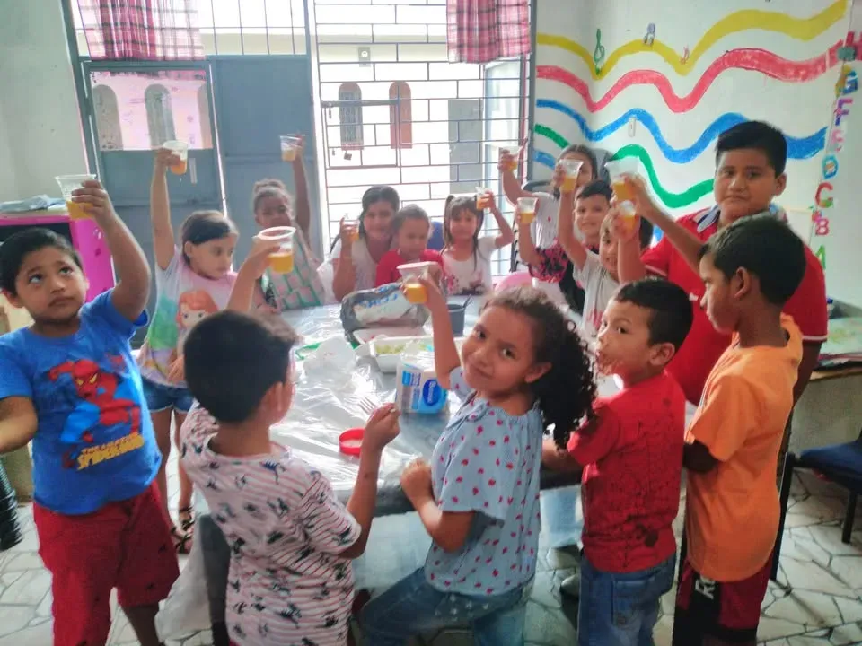 Fundación LIRES apoya educación en Isla Trinitaria