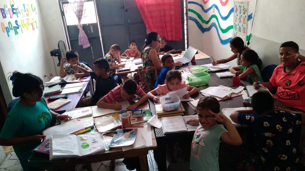 Fundación LIRES apoya educación en Isla Trinitaria