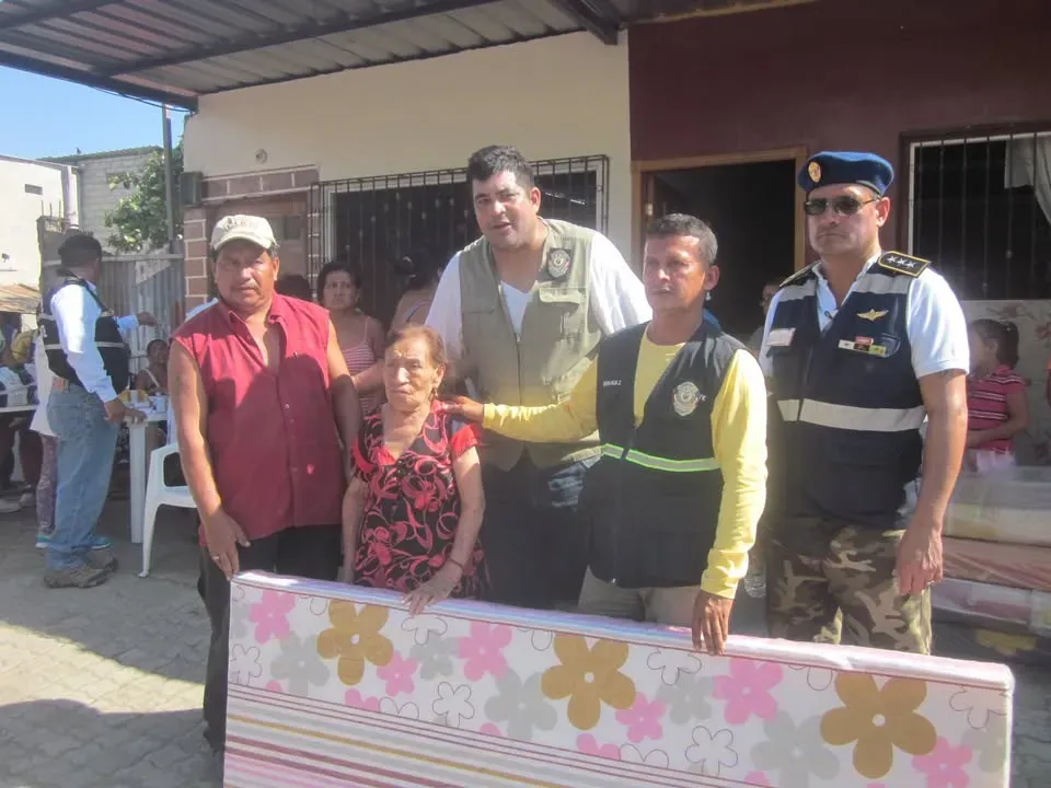 Fundación LIRES ayuda a hermanos en Manabí