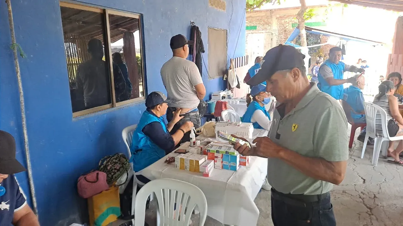 Fundación LIRES brinda atención médica a 300 familias en Daule