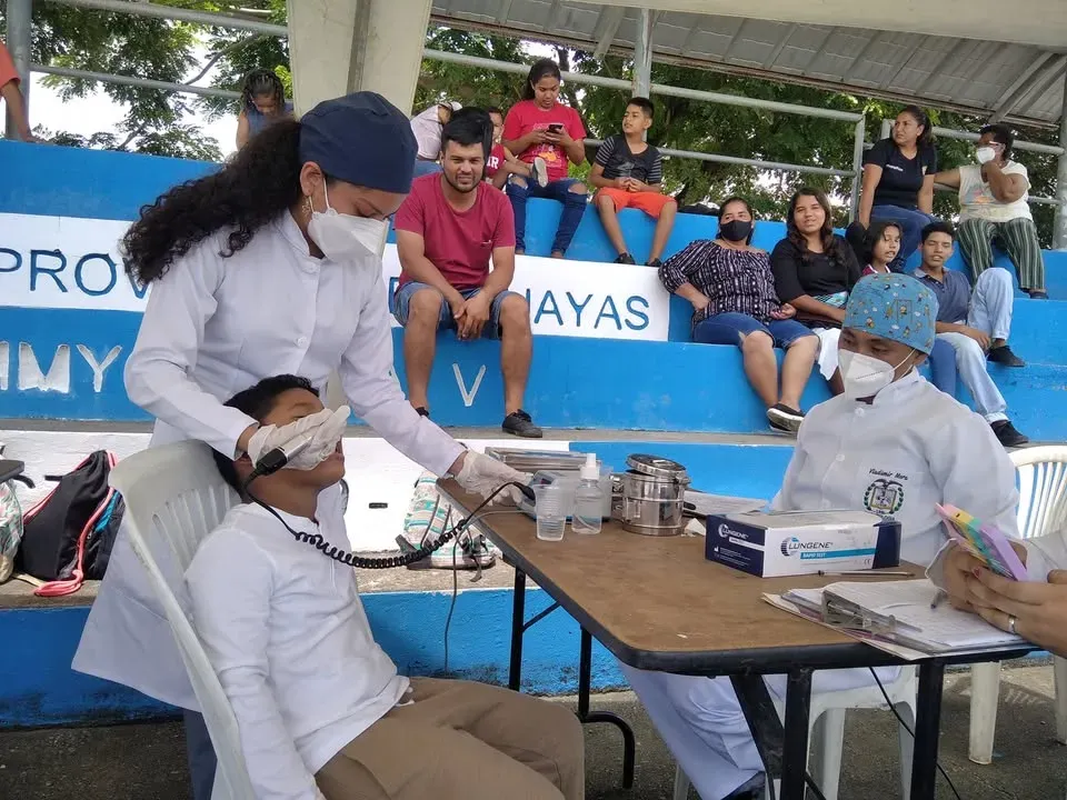 Fundación LIRES brinda atención odontológica a 110 personas en Guayas