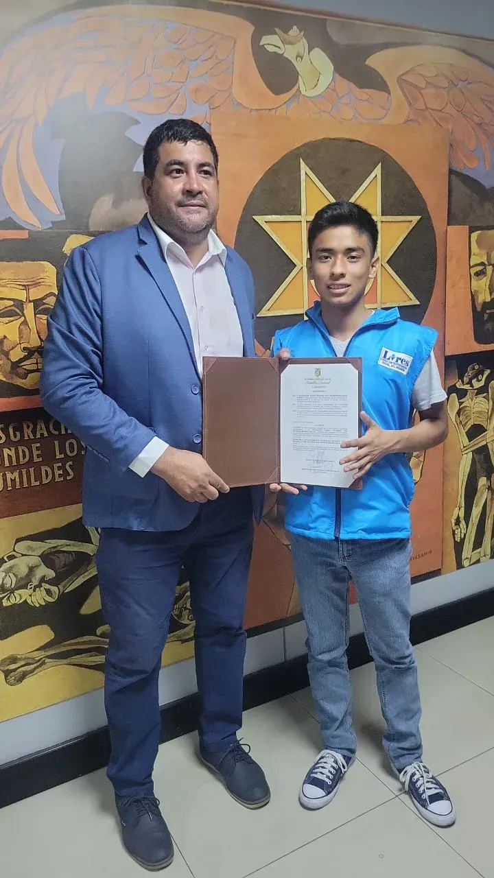 Fundación LIRES recibe condecoración por mérito social