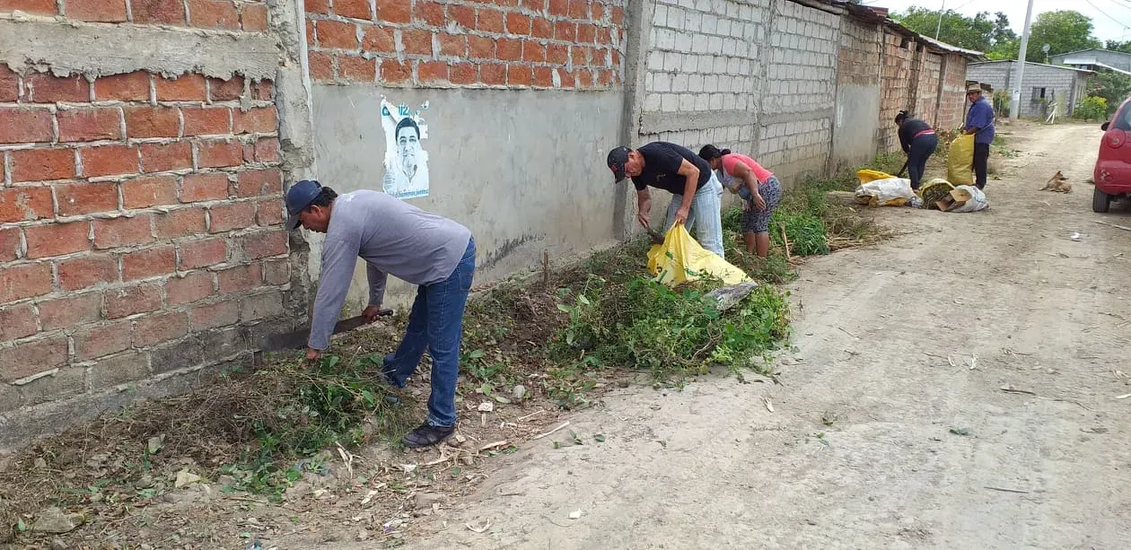 Limpieza comunitaria en Daule